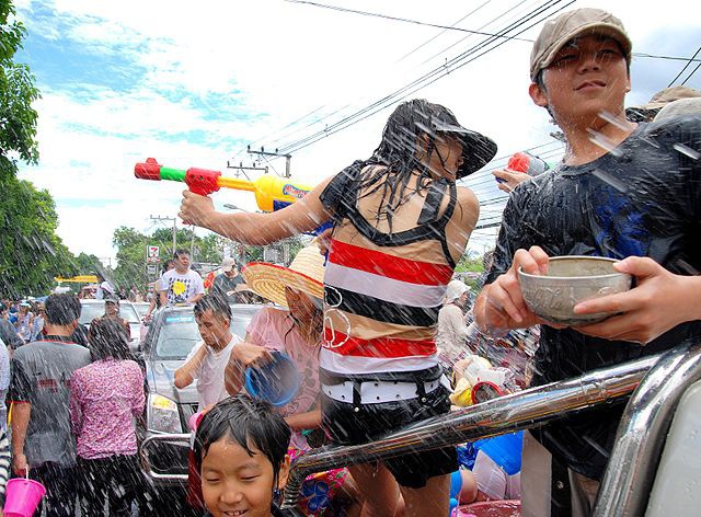 640px-songkran_012.jpg