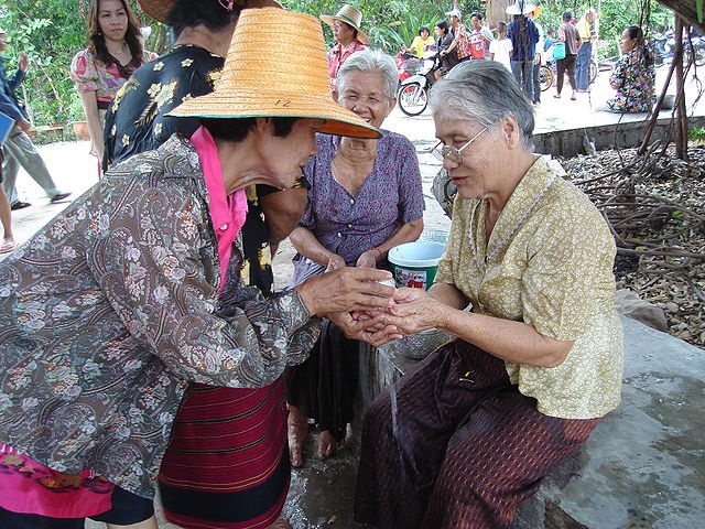 640px-songkran_in_wat_kungthapao_03.jpg